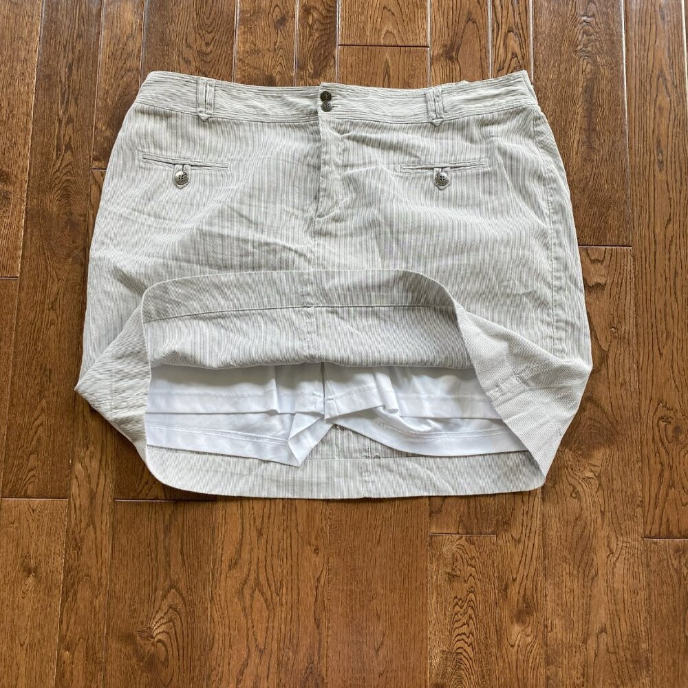 CJ Banks 20W Gray pinstriped skort